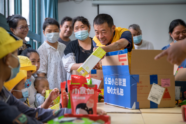 良品铺子持续践行公益之路 为抗癌儿童赠送爱心大礼包